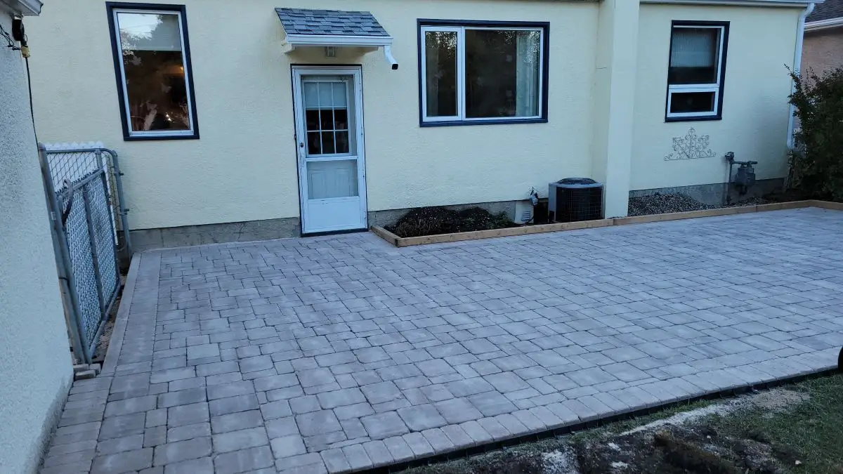 Roman Timeless and Versatile Roman is one of Barkman’s most popular and multifaceted pavers. Roman’s thickness, as well as its range of sizes and colours make it suitable for nearly any project including backyard patios, driveways, and walkways. Unlike many other pavers, Roman is tumbled, giving it a well-worn, weathered appearance that will never go out of style.