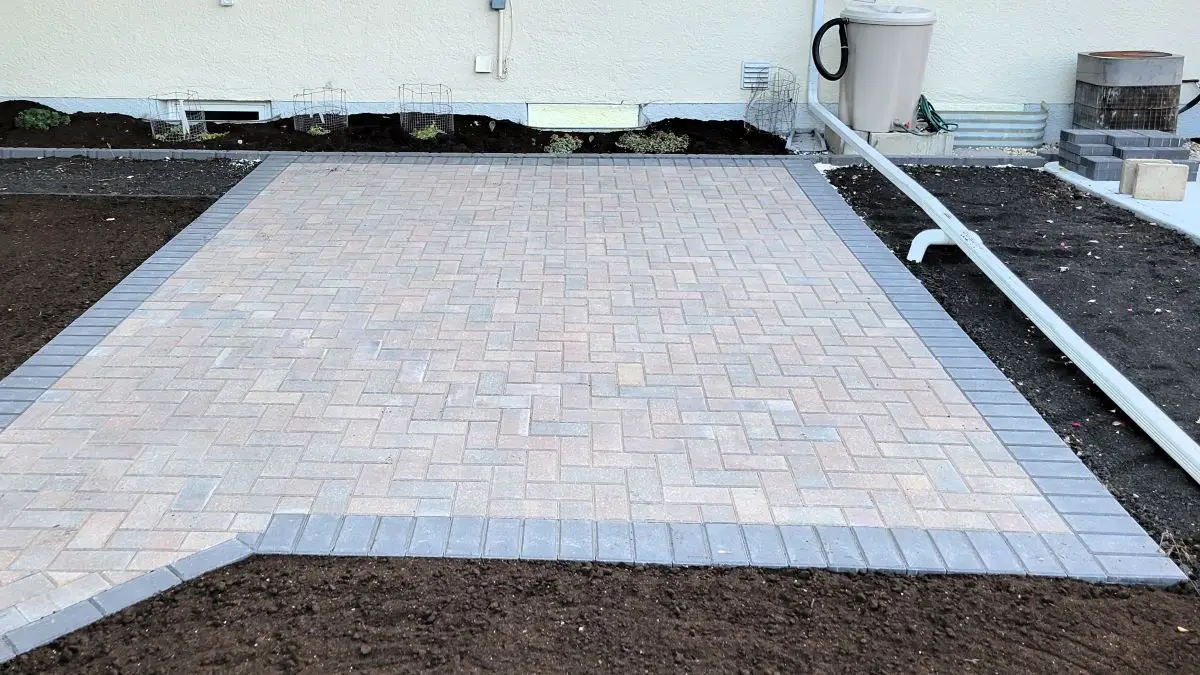 Holland Uncomplicated Style Inspired by European paver styles, the Holland paver is the definition of uncomplicated. Right angles and straight lines add structure to any installation while providing a level of sophistication to residential and commercial settings. Holland is also available in a permeable paver style that is ideal for larger applications with drainage management concerns. This style is ideal for large commercial settings that will see a lot of foot and vehicle traffic. The 8×4 small Holland Paver size exists in both 60mm and 80mm thickness