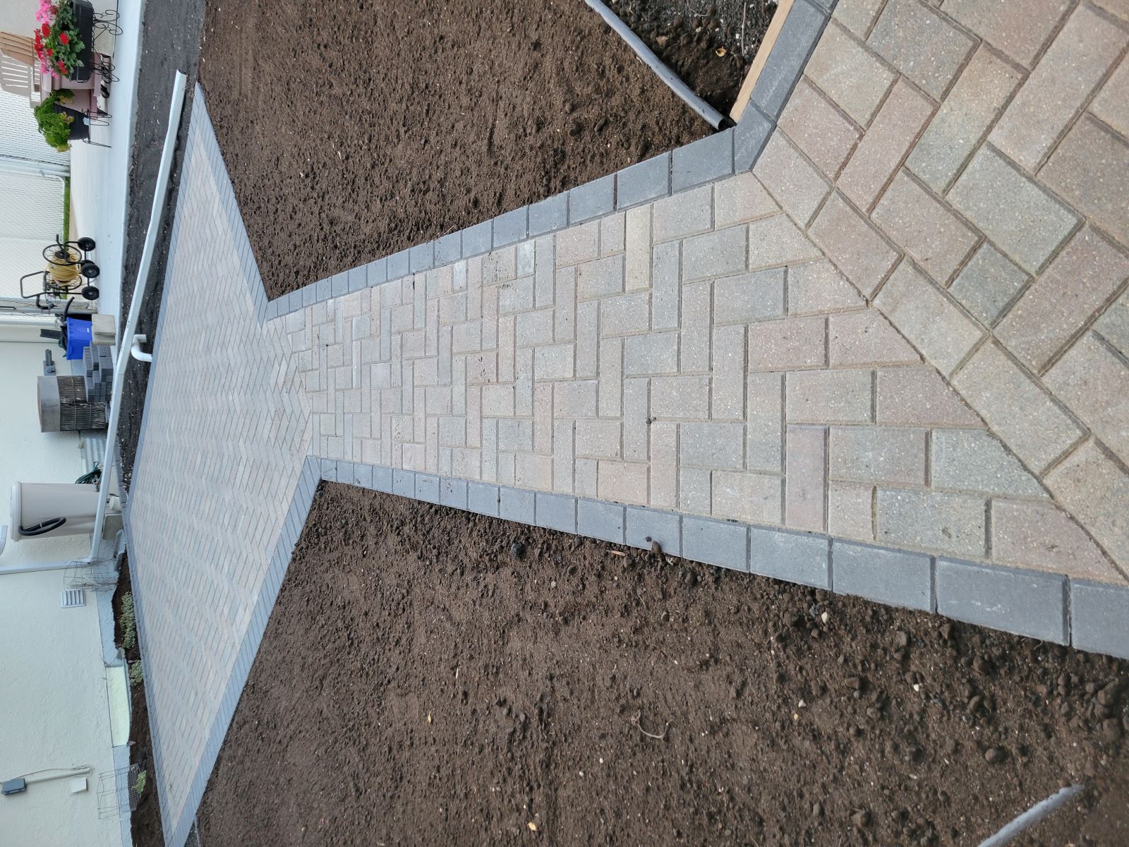 Holland Uncomplicated Style Inspired by European paver styles, the Holland paver is the definition of uncomplicated. Right angles and straight lines add structure to any installation while providing a level of sophistication to residential and commercial settings. Holland is also available in a permeable paver style that is ideal for larger applications with drainage management concerns. This style is ideal for large commercial settings that will see a lot of foot and vehicle traffic. The 8×4 small Holland Paver size exists in both 60mm and 80mm thickness