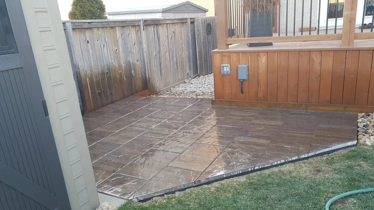 Brookside Slab A Compact Slab With An Elegant Feel Designed for patios and walkways, Brookside Slab features a slate-like surface that will add a sense of refinement to any landscape. Brookside is available in a wide array of colours, making it an ideal choice for any space it’s placed in. When installing Brookside slabs, make sure to include a 2-5mm gap between each slab. This will provide enough room for the jointing sand and make installation easier.