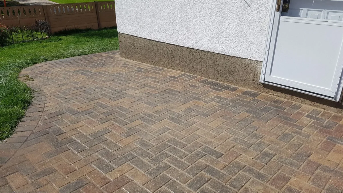 Holland Uncomplicated Style Inspired by European paver styles, the Holland paver is the definition of uncomplicated. Right angles and straight lines add structure to any installation while providing a level of sophistication to residential and commercial settings. Holland is also available in a permeable paver style that is ideal for larger applications with drainage management concerns. This style is ideal for large commercial settings that will see a lot of foot and vehicle traffic. The 8×4 small Holland Paver size exists in both 60mm and 80mm thickness